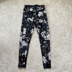 Victoria’s Secret workout legging - excellent condition